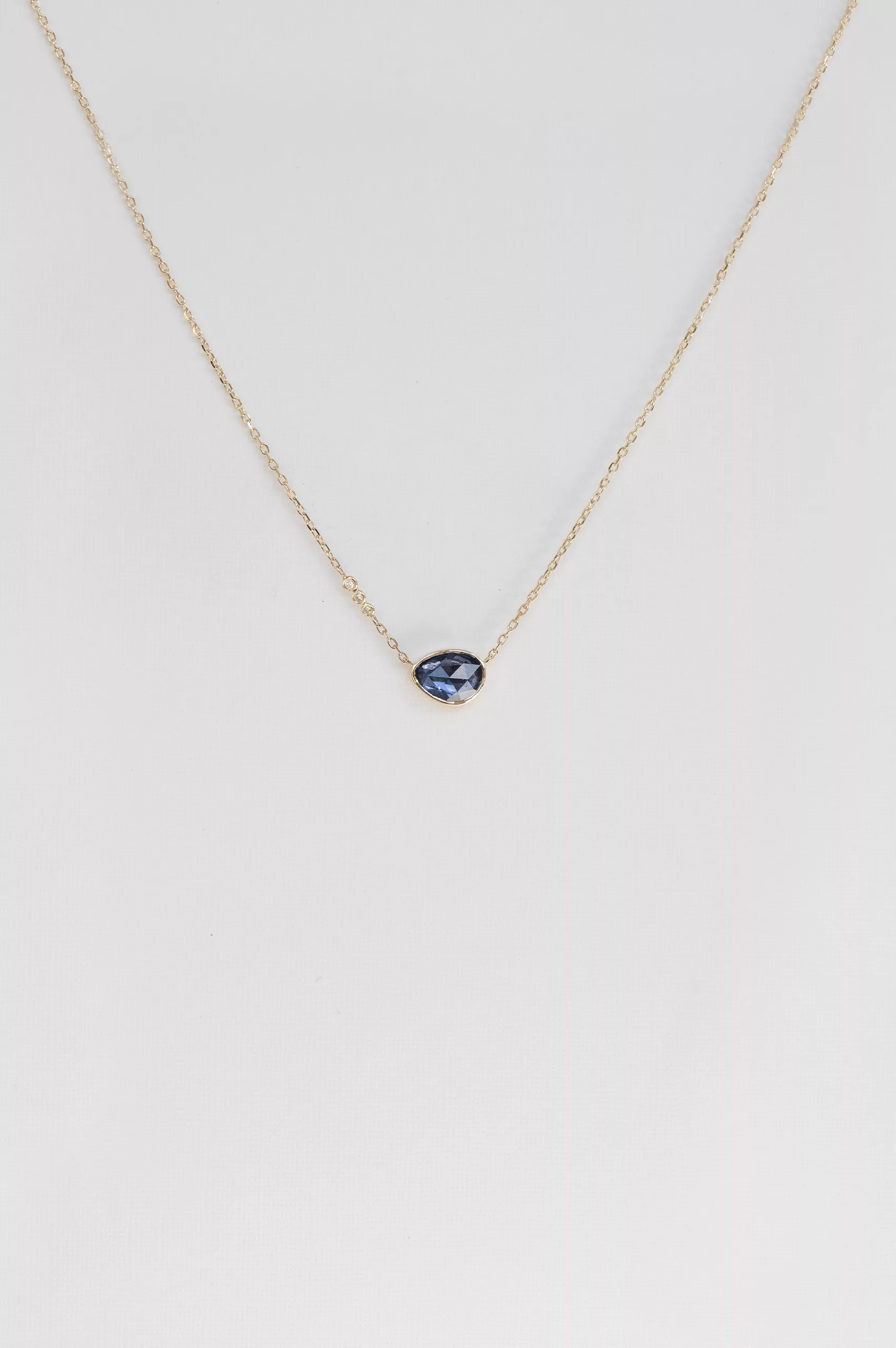 Yellow gold blue sapphire freeform three diamonds chain necklace Celine Daoust