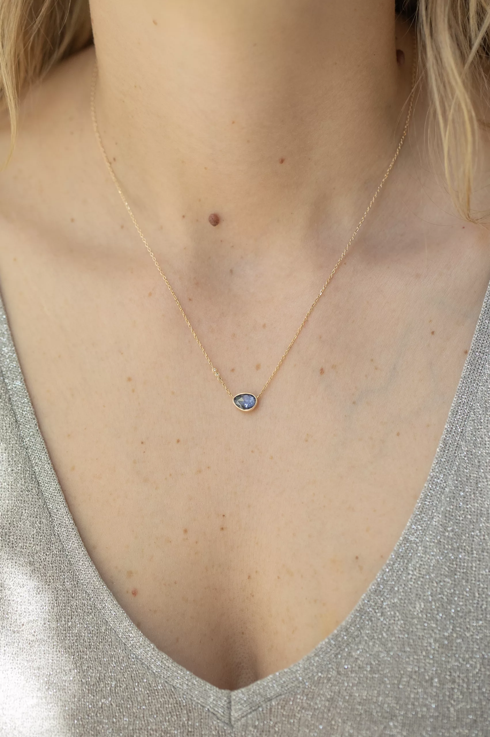 Yellow gold blue sapphire freeform three diamonds chain necklace Celine Daoust